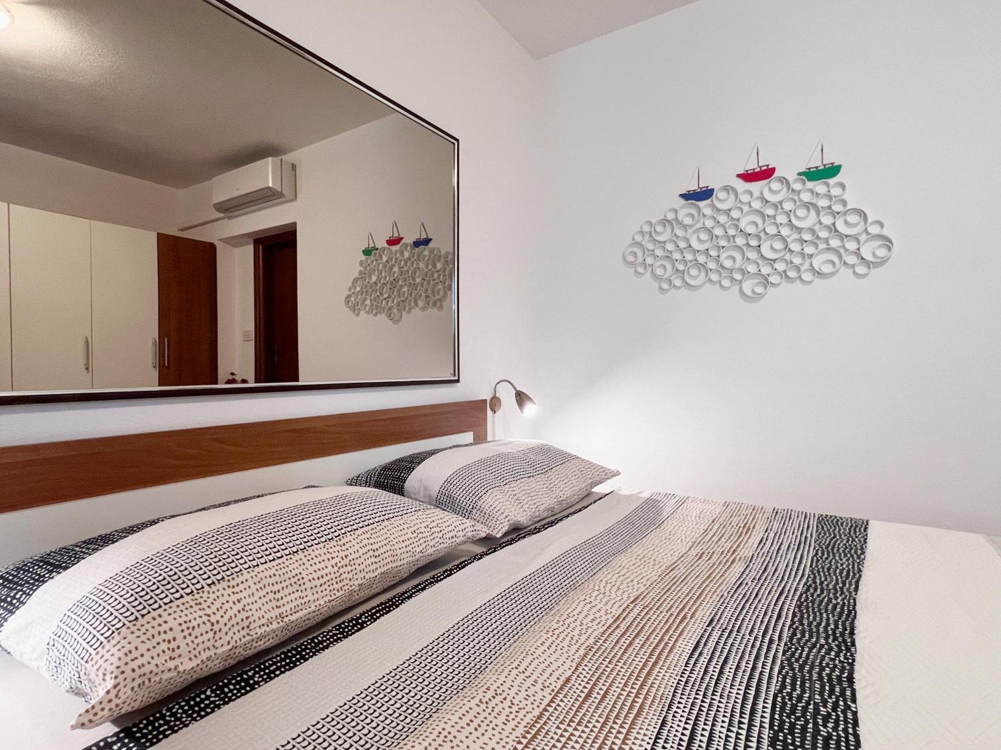 Room Tai - Spacious And Comfy With Private Terrace Hvar Town Luaran gambar